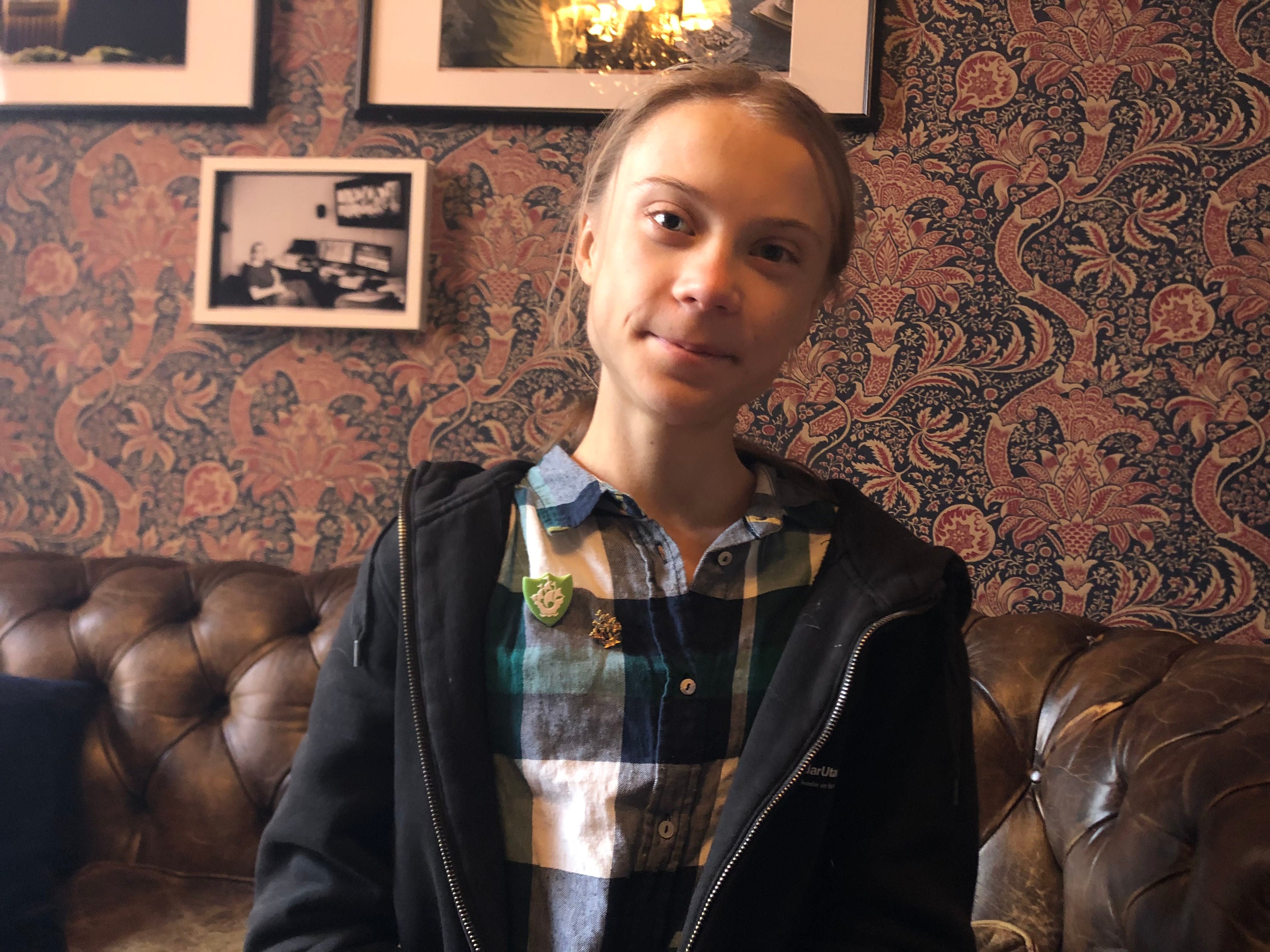 一个冒充照相机的人:格雷塔·滕伯格(Greta Thunberg)说,她会珍惜自己的徽章,并将其放在“我的房间里”。