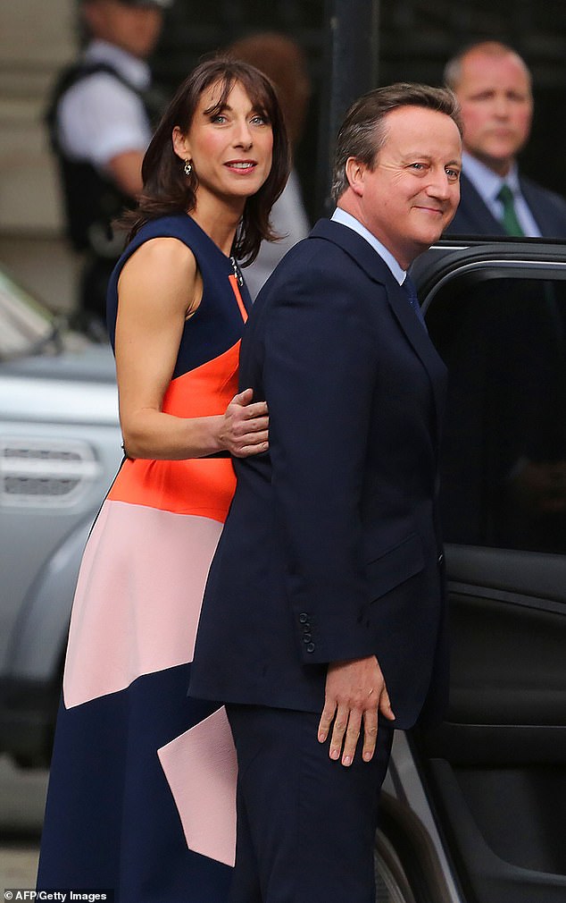 萨曼莎·卡梅隆（Samantha Cameron）和大卫·卡梅隆（David Cameron）合影留念：萨姆坎（SamCam）一定是戴夫（Dave）买来的舒适牧羊人小屋的代言人