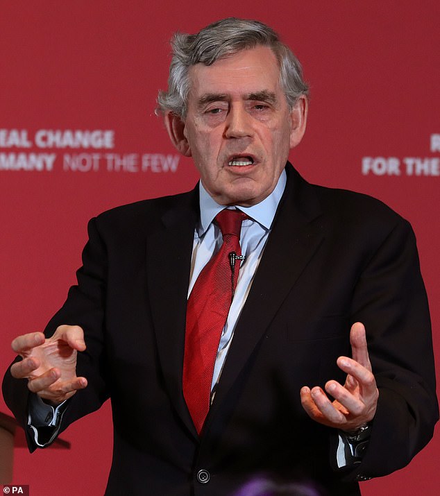 戈登·布朗(Gordon Brown)穿着西装和领带:戴维·卡梅伦(David Cameron)可能具有戈登·布朗(Gordon Brown)的鬼魂特征或托尼·布莱尔(Tony Blair)的长统袜