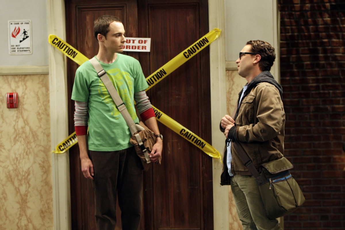 吉姆·帕森斯(Jim Parsons)站在建筑物前:“小洞”被定义为“书籍,电影,电视节目等的叙事或角色发展中的矛盾之处”。 这还可能包括不合逻辑或令人难以置信的事件,或与既定故事情节相抵触的事件。整个电视历史上有很多情节漏洞,从小事情(如轻微的时间轴错误)到不太小的事情(如以某种方式遗忘)角色死亡时,这是电视历史上20个最糟糕的情节漏洞。 警告:以下物品可能包含扰流板。