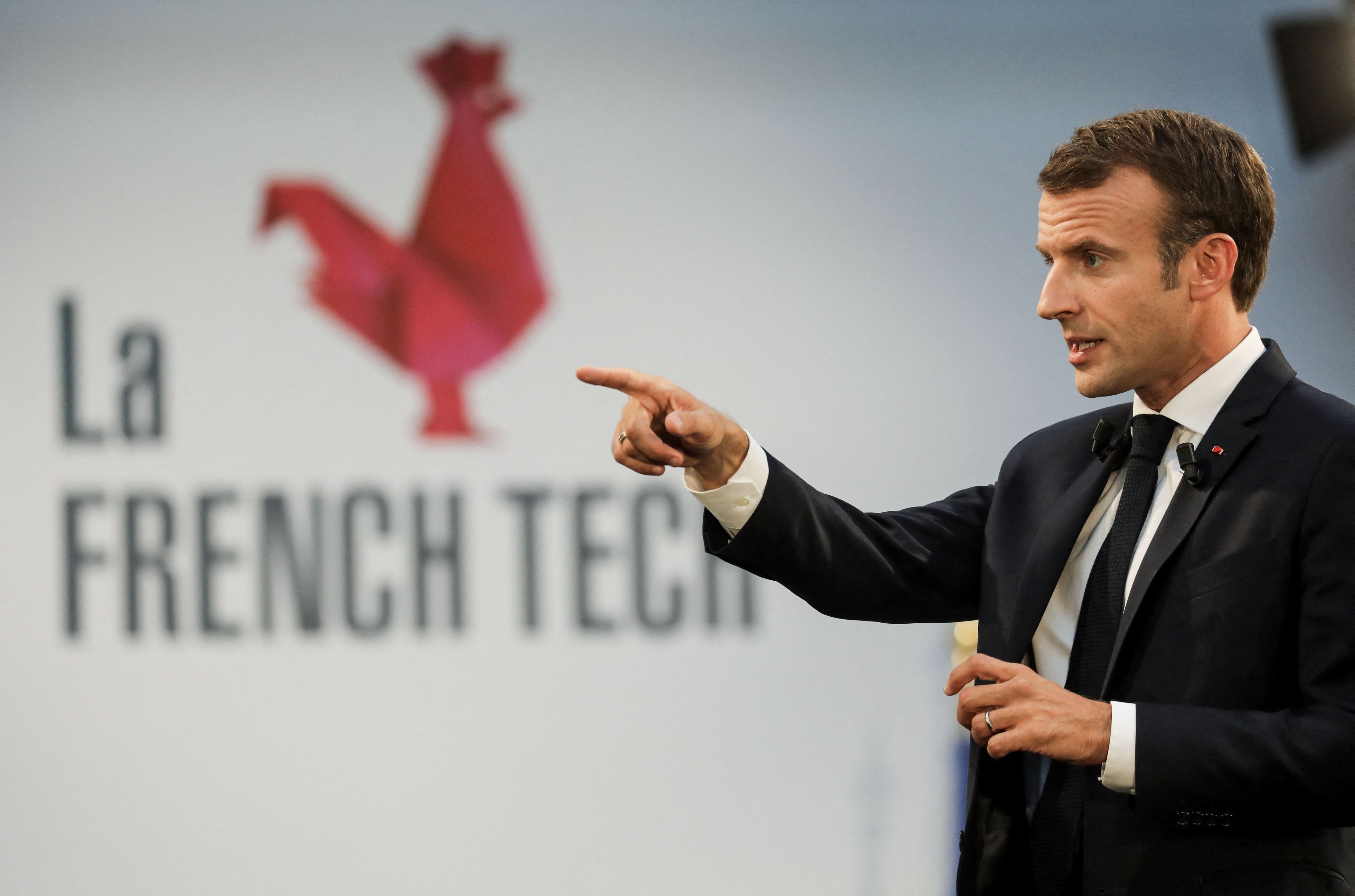法国总统埃曼纽尔·马克龙(Emmanuel Macron)在2018年10月9日访问巴黎F站创业园区时之以鼻。(照片来自LUDOVIC MARIN /各种消息来源/法新社)