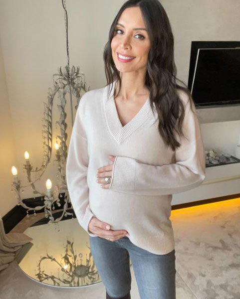 克里斯汀·布莱克利(Christine Bleakley)站在蛋糕前:克里斯汀·兰帕德(Christine-lampard)-婴儿撞车