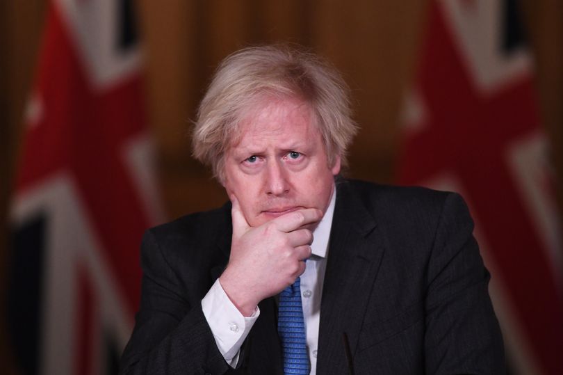 鲍里斯·约翰逊(Boris Johnson)穿西装打领带:2021年2月15日,英国首相鲍里斯·约翰逊(Boris Johnson)在唐宁街(Downing Street)举行的Covid-19媒体发布会上发表讲话。