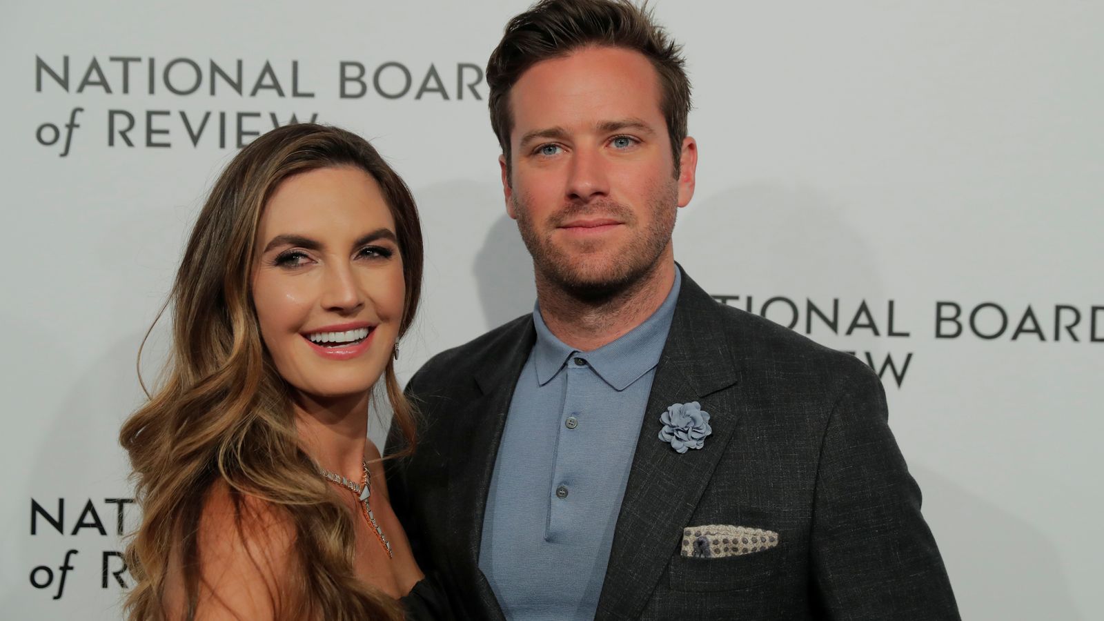 伊丽莎白·钱伯斯（Elizabeth Chambers）和阿米·哈默（Armie Hammer）正在合影留念：他疏远的妻子伊丽莎白·钱伯斯（Elizabeth Chambers）说她“伤心欲绝”