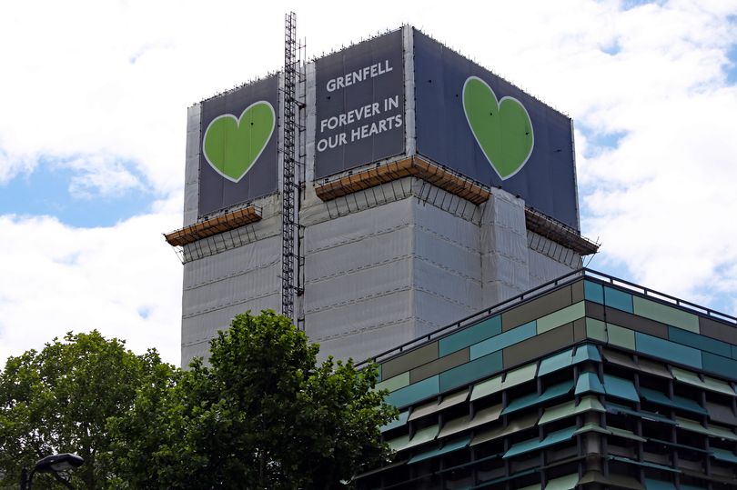 一座高大的塔楼,大楼顶部有一个时钟:格伦费尔(Grenfell)火灾悲剧发生后才驶入