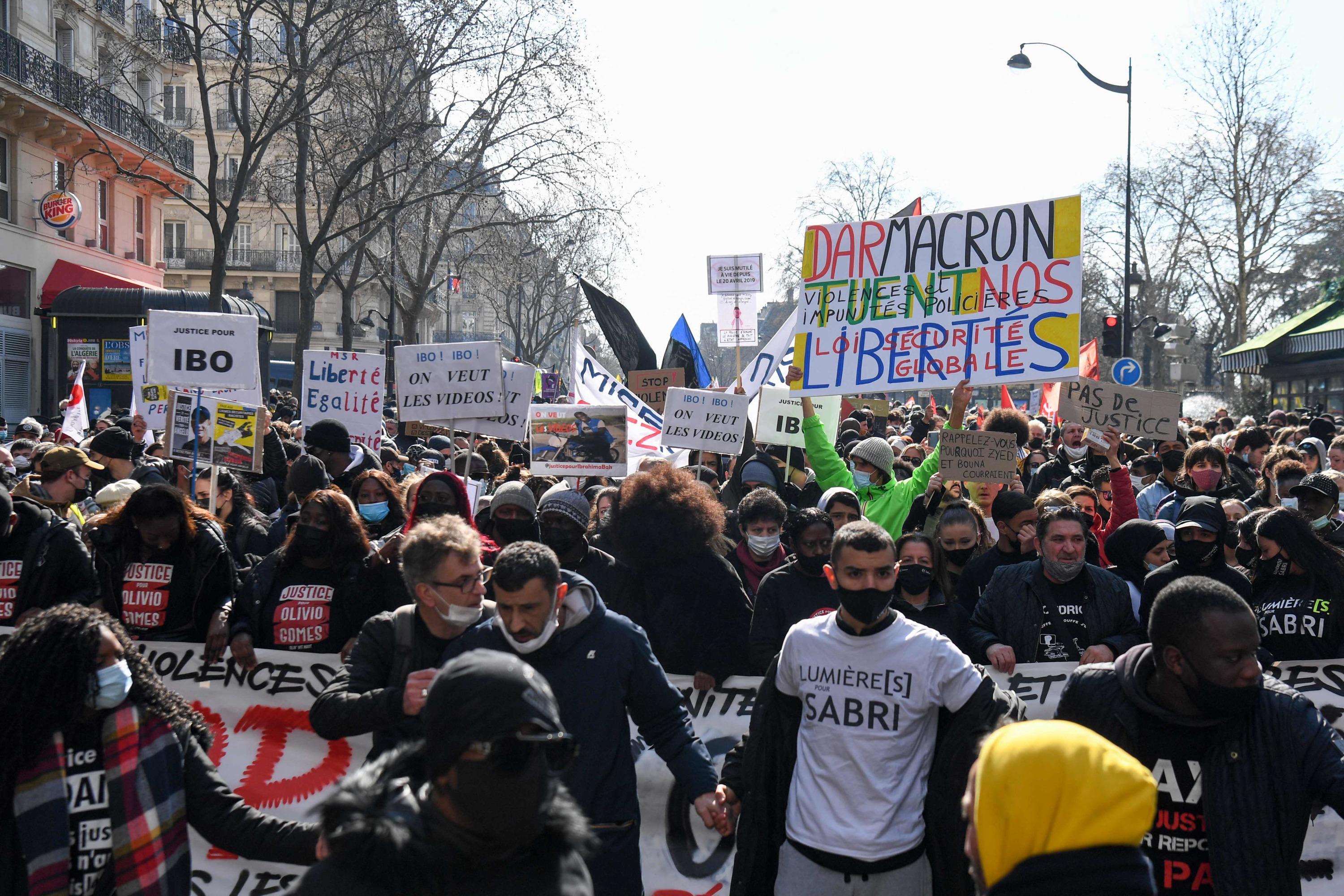 3月20日星期六在巴黎举行了“反对仇视伊斯兰，种族主义和法西斯主义”和“警察有罪不罚”的团结游行。