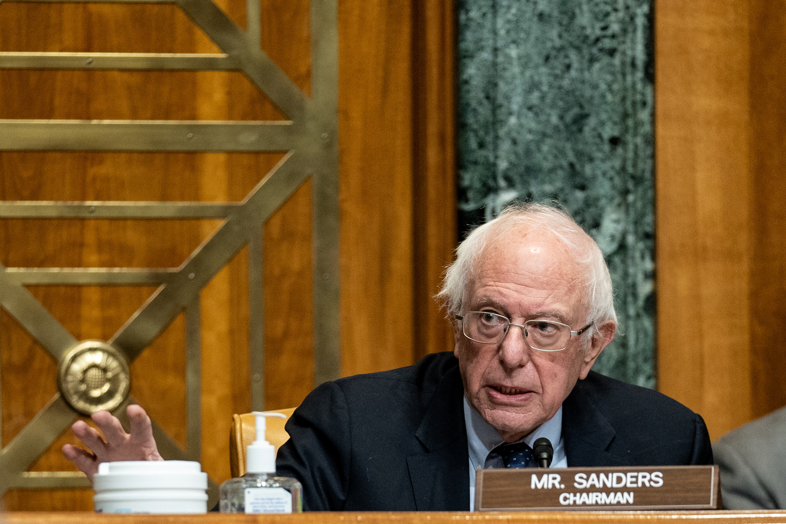 伯尼·桑德斯(Bernie Sanders)穿西装打领带