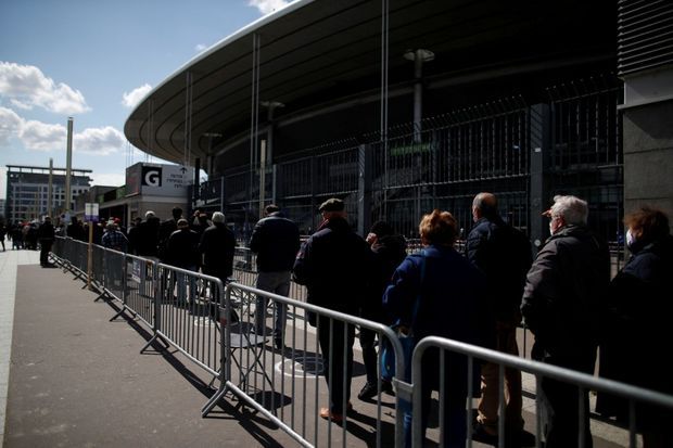 4月6日，在法国体育场（Stade de France）进行疫苗接种的队列。 ©路透社/ Gonzalo Fuentes