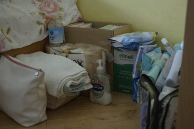 房间里一张乱七八糟的床：强迫症患者有200种清洁产品