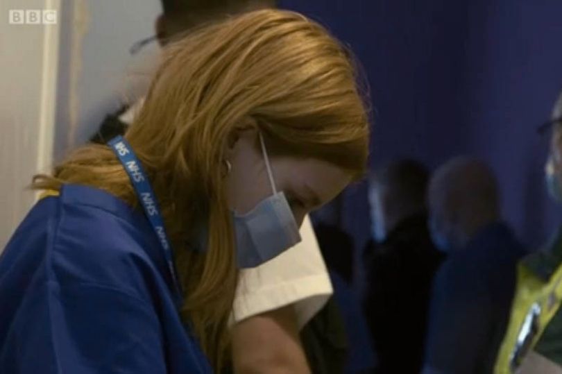 一个穿着蓝色衬衫的人：斯泰西·杜利（Stacey Dooley）在封锁期间向人们展示了心理健康