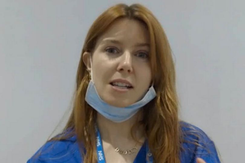 斯泰西·杜利(Stacey Dooley)穿着一件蓝色衬衫:斯泰西·杜利(Stacey Dooley)已返回心理病房