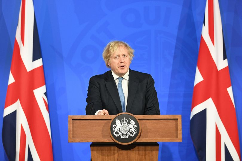 鲍里斯·约翰逊(Boris Johnson)站在旗帜前:总理在唐宁街简报会上宣布成立新的工作组