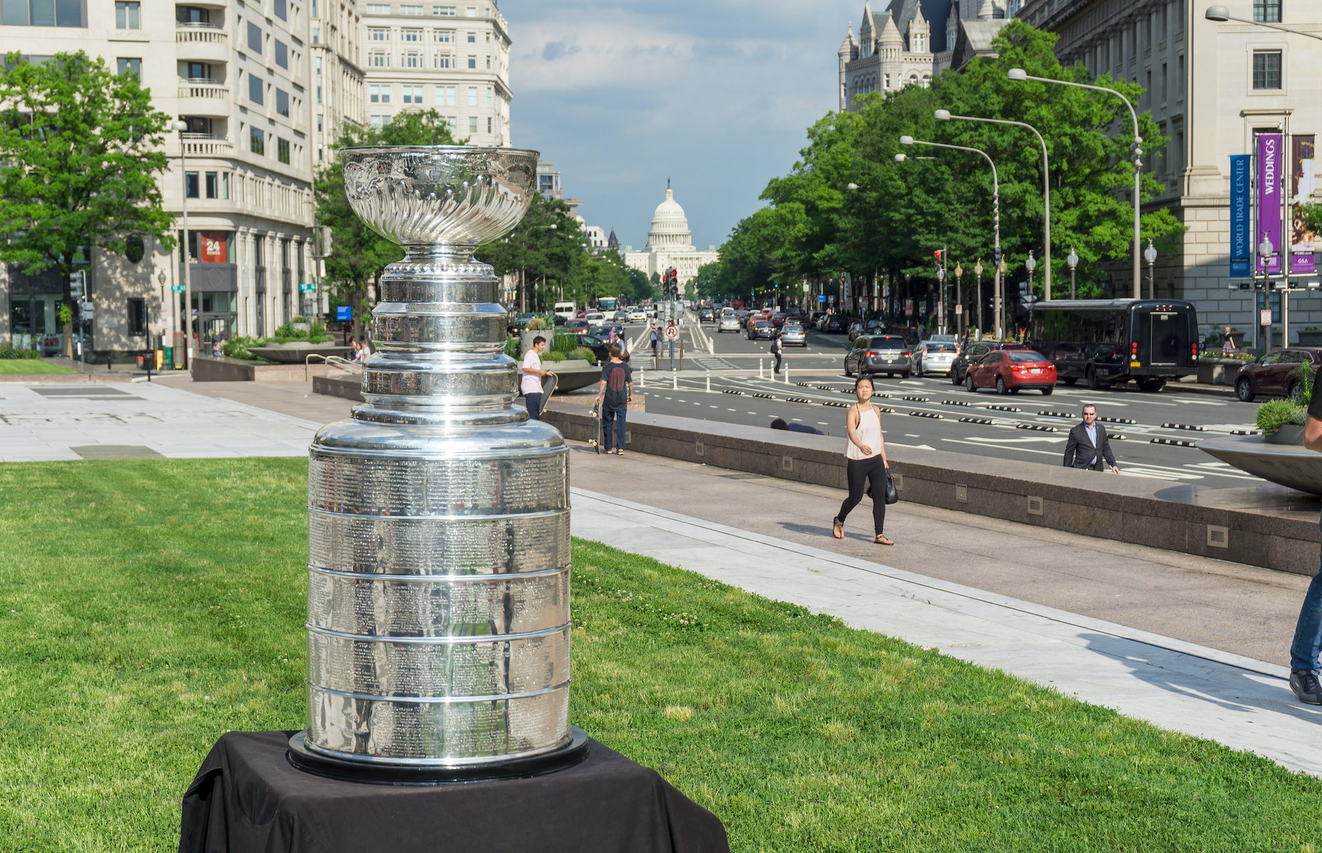 一个人走在街上的雕像:每年,NHL 的曲棍球队都会争夺斯坦利杯,这是一个非常大的杯赛,上面印有联盟历史上所有获胜球队的名字。 加拿大曲棍球爱好者菲尔·普里查德 (Phil Pritchard) 是杯赛的守门员,这意味着他的工作是带着杯赛周游全国,确保它保持安全并把它送到需要的地方。